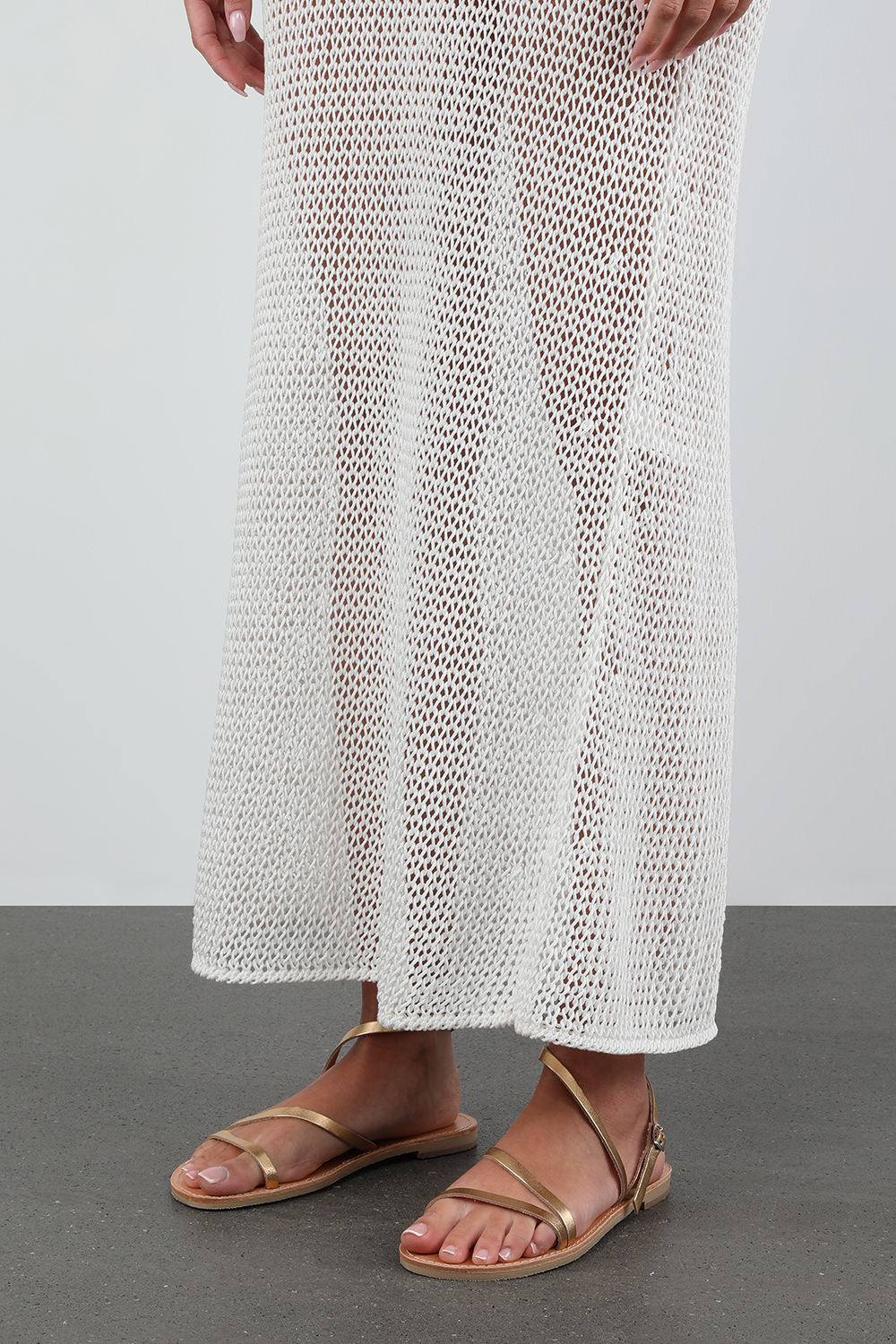 תמונת כל הלוק של סנדלי טינה שטוחים בגווני חום וזהב